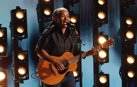 Fans Are Re Sharing Tracy Chapman Amp 39 S Original Grammys Performance Of